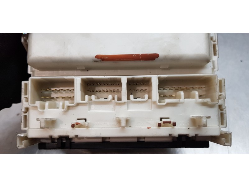 Recambio de caja reles / fusibles para toyota auris active referencia OEM IAM 8273002300  