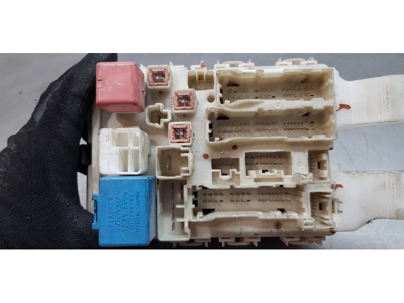 Recambio de caja reles / fusibles para toyota auris active referencia OEM IAM 8273002300  