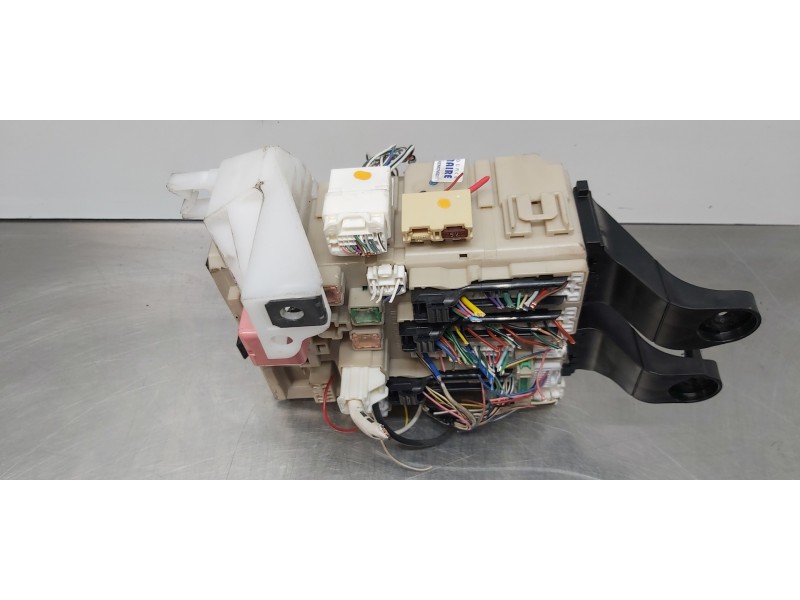 Recambio de caja reles / fusibles para toyota avensis touring sports executive referencia OEM IAM 8273005J70  