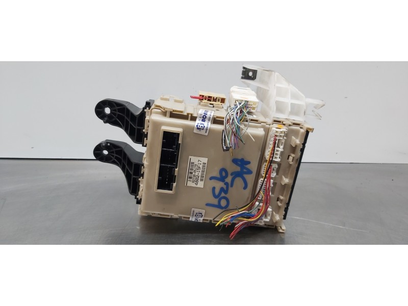 Recambio de caja reles / fusibles para toyota avensis touring sports executive referencia OEM IAM 8273005J70  