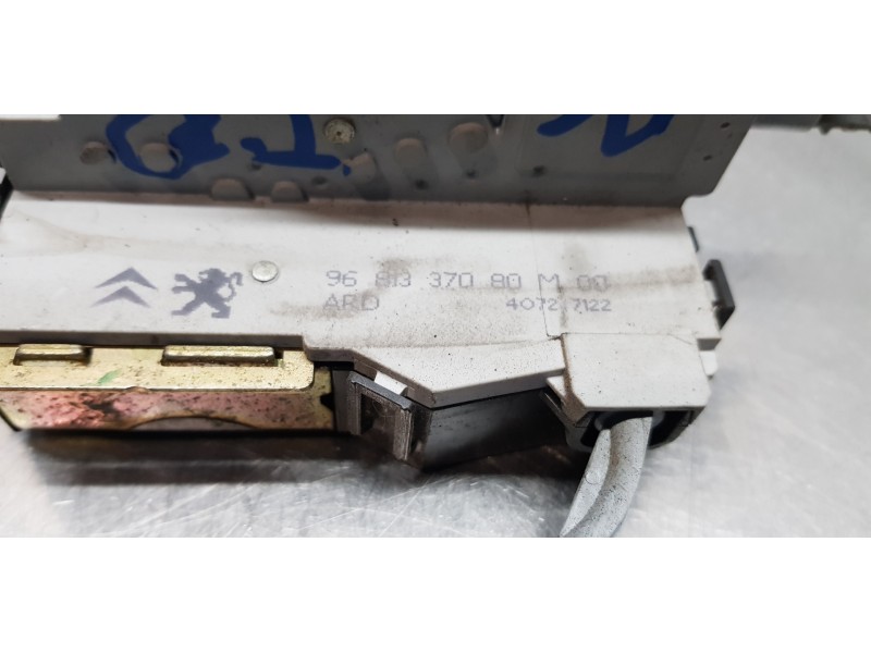 Recambio de cerradura puerta trasera derecha para citroen c4 berlina exclusive referencia OEM IAM 9138N5  