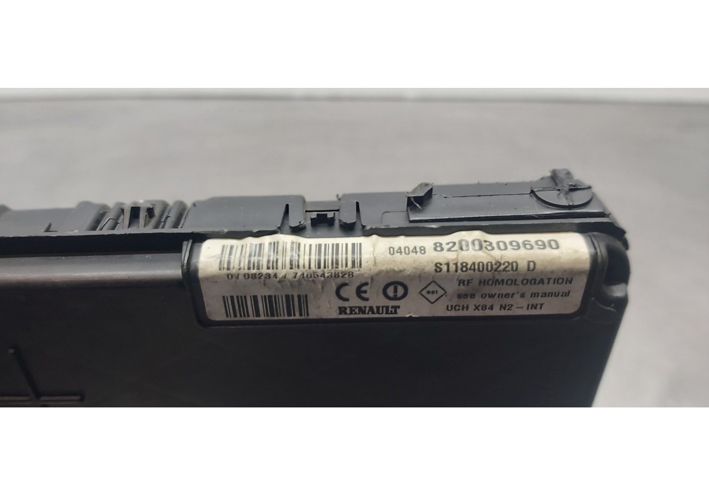 Recambio de caja reles / fusibles para renault megane ii classic berlina confort authentique referencia OEM IAM 8200309690  