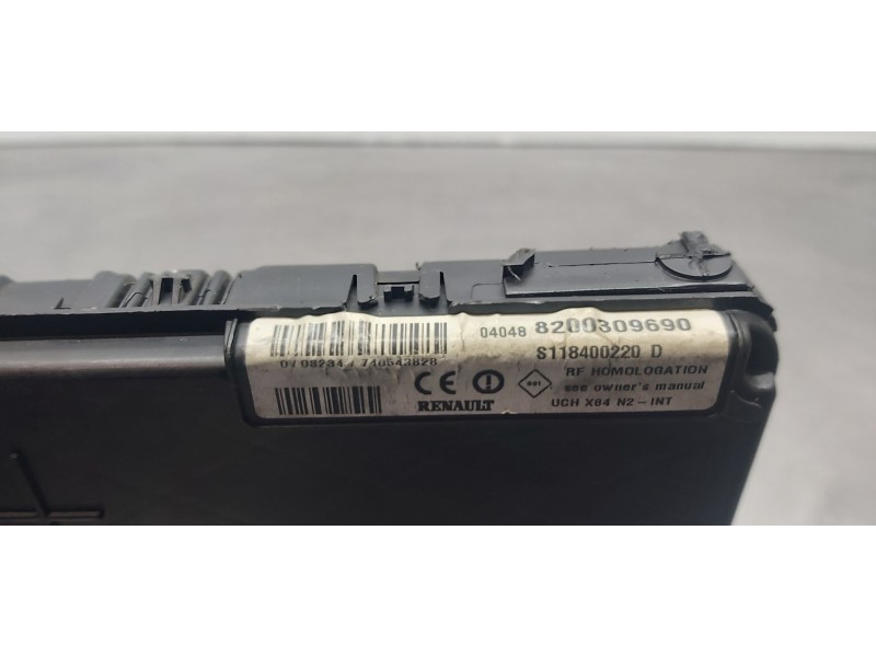 Recambio de caja reles / fusibles para renault megane ii classic berlina confort authentique referencia OEM IAM 8200309690  