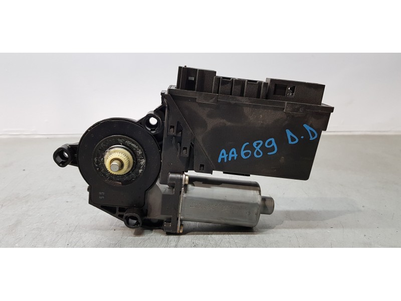 Recambio de motor elevalunas delantero derecho para audi a4 berlina (8e) 2.4 referencia OEM IAM 8E1959802   Recambio de motor elevalunas delantero derecho para audi a4 berlina (8e) 2.4 referencia OEM IAM 8E1959802