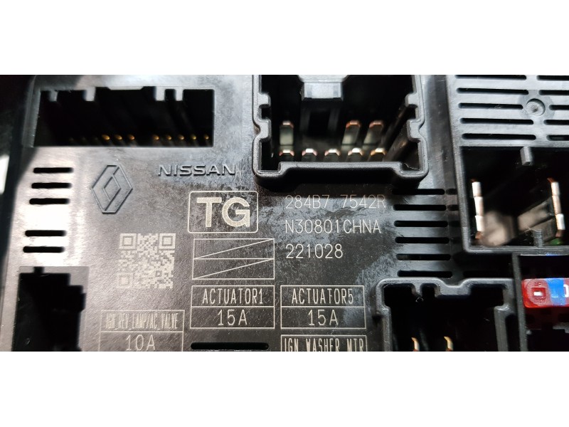 Recambio de caja reles / fusibles para nissan primastar cerrada referencia OEM IAM 284B77542R  