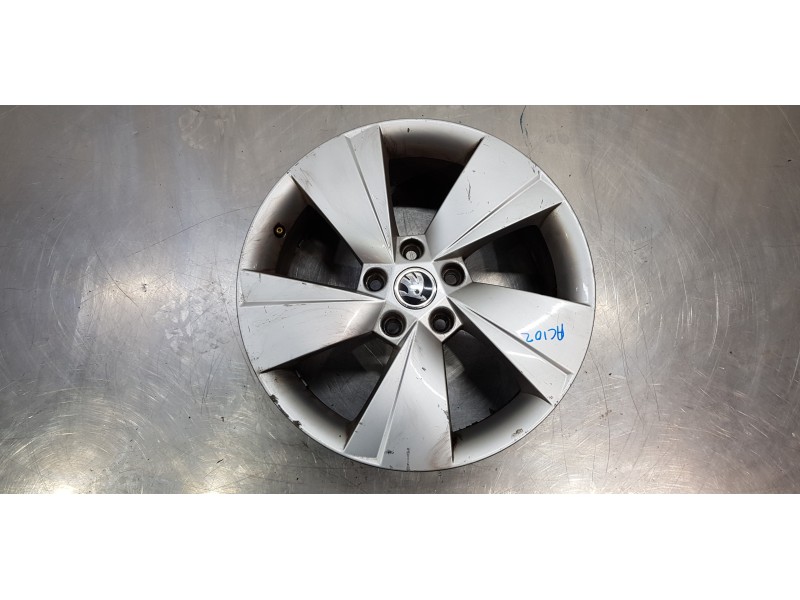 Recambio de llanta para skoda rapid active referencia OEM IAM 3V0601025AJ  