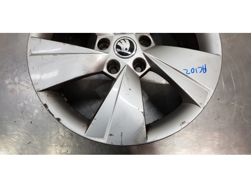 Recambio de llanta para skoda rapid active referencia OEM IAM 3V0601025AJ  