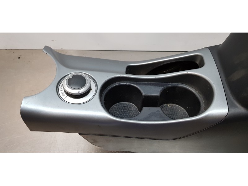 Recambio de apoyabrazos central para mitsubishi outlander (cw0) challenge 4wd referencia OEM IAM    Recambio de apoyabrazos central para mitsubishi outlander (cw0) challenge 4wd referencia OEM IAM