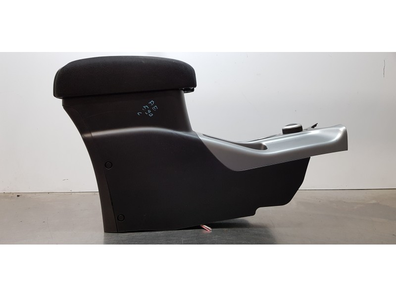 Recambio de apoyabrazos central para mitsubishi outlander (cw0) challenge 4wd referencia OEM IAM    Recambio de apoyabrazos central para mitsubishi outlander (cw0) challenge 4wd referencia OEM IAM