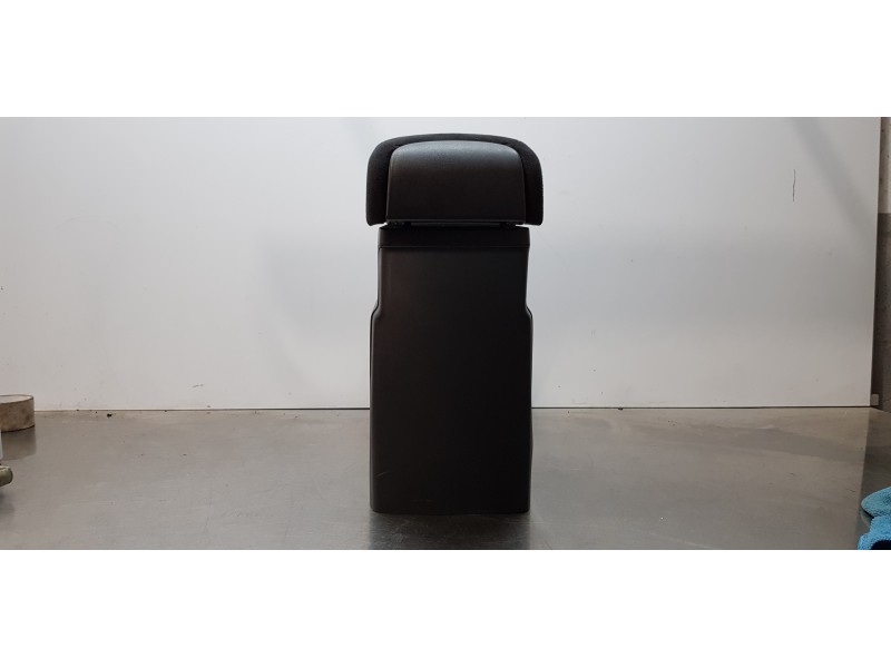 Recambio de apoyabrazos central para mitsubishi outlander (cw0) challenge 4wd referencia OEM IAM    Recambio de apoyabrazos central para mitsubishi outlander (cw0) challenge 4wd referencia OEM IAM