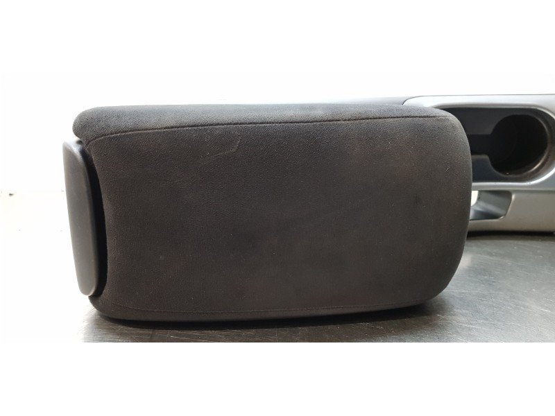 Recambio de apoyabrazos central para mitsubishi outlander (cw0) challenge 4wd referencia OEM IAM    Recambio de apoyabrazos central para mitsubishi outlander (cw0) challenge 4wd referencia OEM IAM