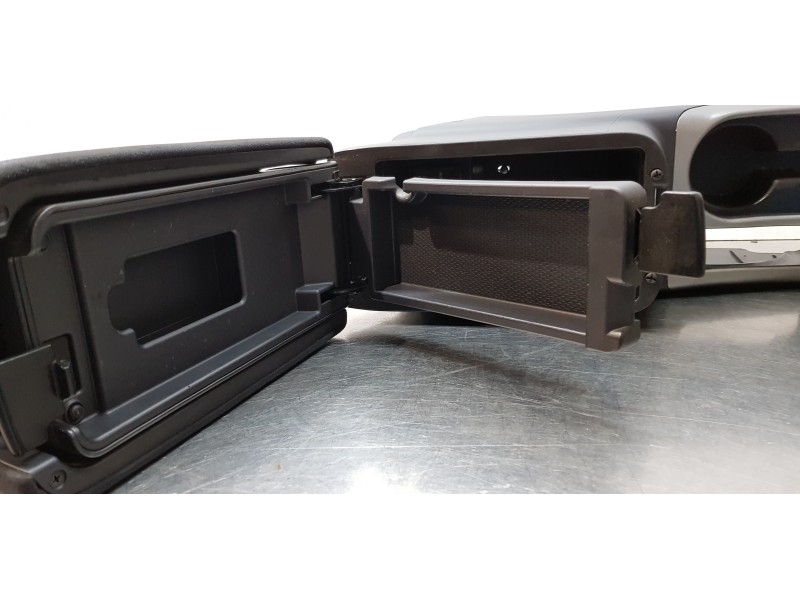 Recambio de apoyabrazos central para mitsubishi outlander (cw0) challenge 4wd referencia OEM IAM    Recambio de apoyabrazos central para mitsubishi outlander (cw0) challenge 4wd referencia OEM IAM