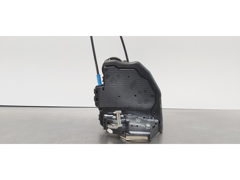 Recambio de cerradura puerta trasera izquierda para toyota auris hybrid active referencia OEM IAM 6906002170  