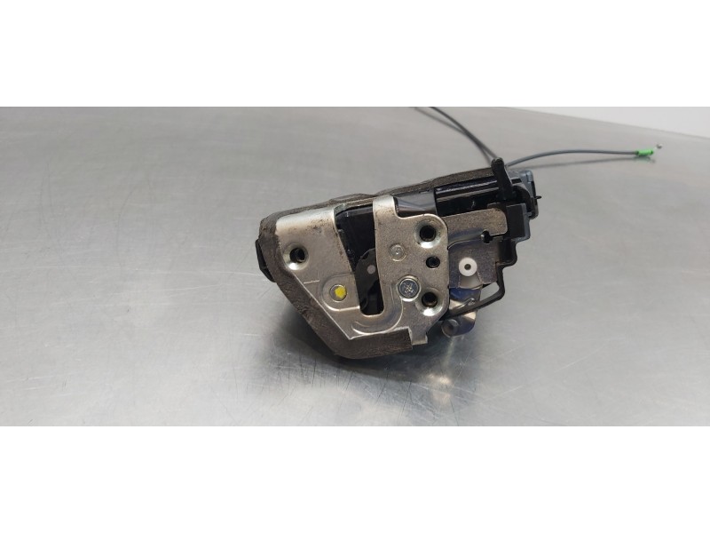 Recambio de cerradura puerta trasera izquierda para toyota auris hybrid active referencia OEM IAM 6906002170  