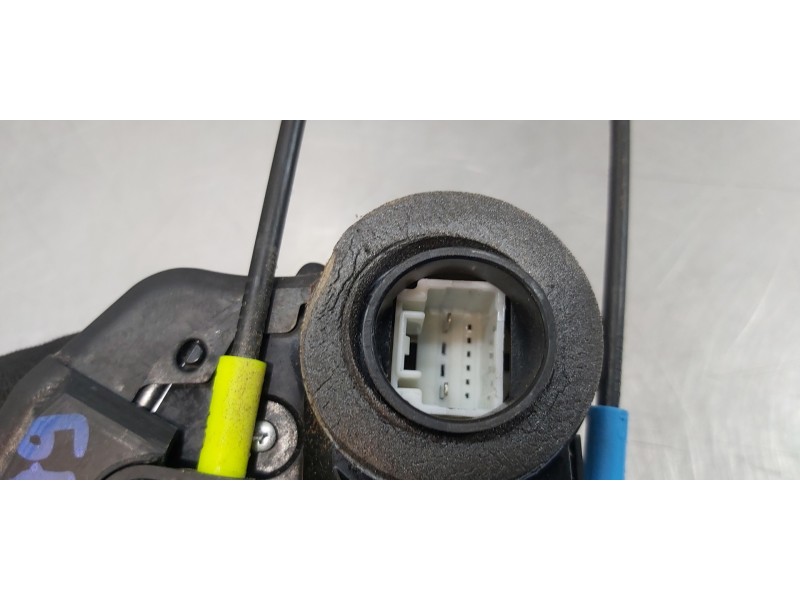 Recambio de cerradura puerta trasera izquierda para toyota auris hybrid active referencia OEM IAM 6906002170  