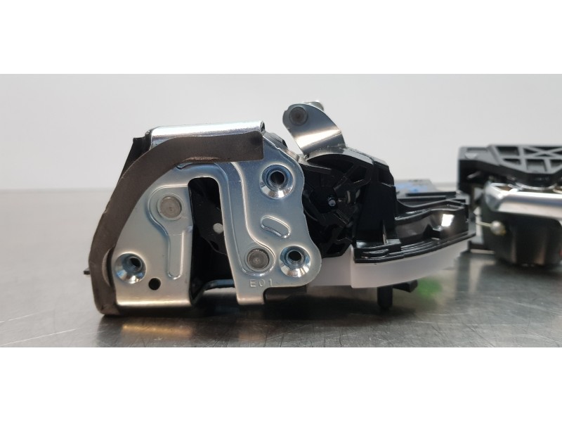 Recambio de cerradura puerta trasera derecha para toyota rav4 hybrid 4x2 advance referencia OEM IAM 6905048060  