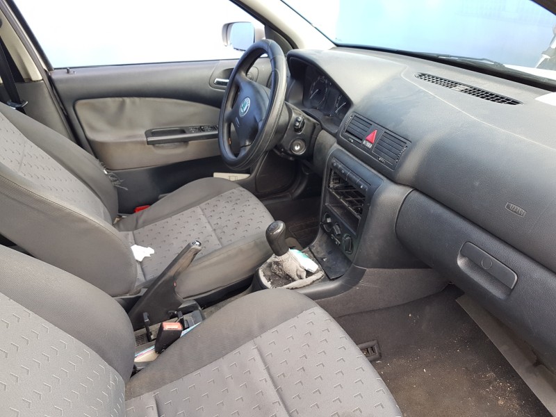 skoda octavia berlina (1u2) del año 2004