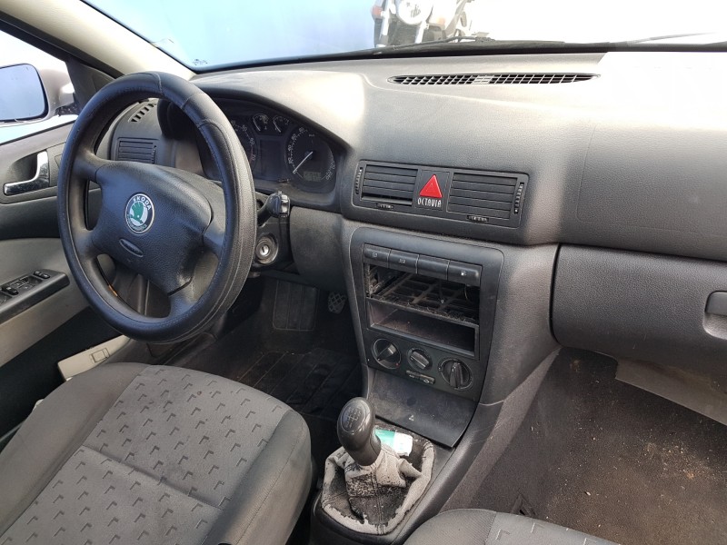 skoda octavia berlina (1u2) del año 2004