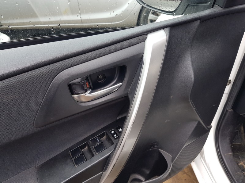 toyota auris touring sports (e18) del año 2014