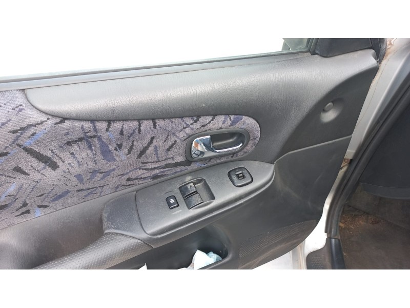 mazda 323 berlina f/s (bj) del año 2001