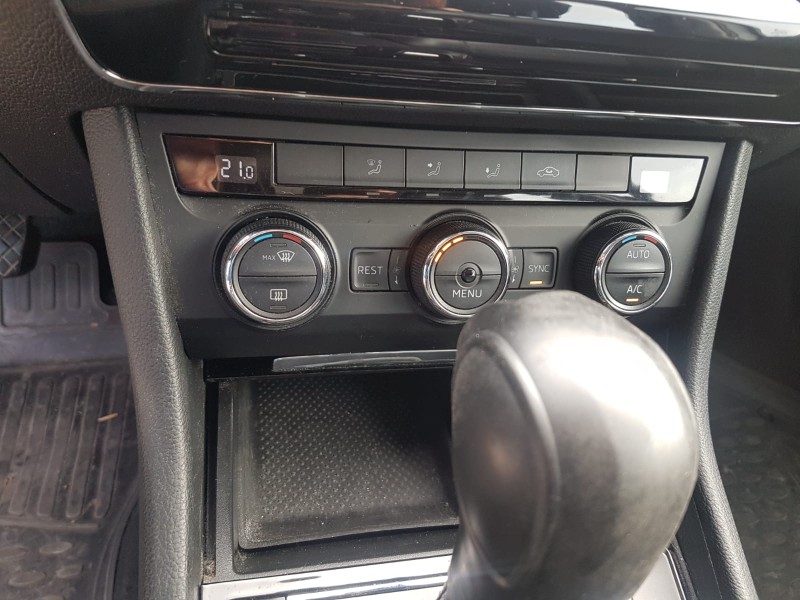 skoda superb combi (3v5) del año 2016