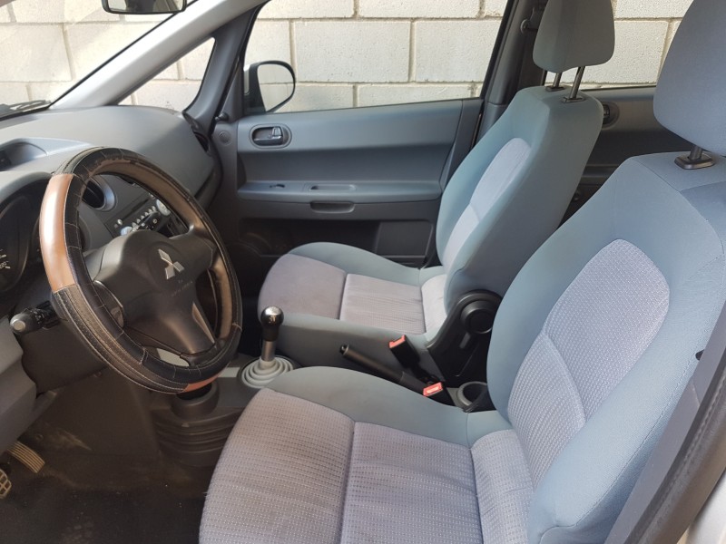 mitsubishi colt berlina 5 (z) del año 2014