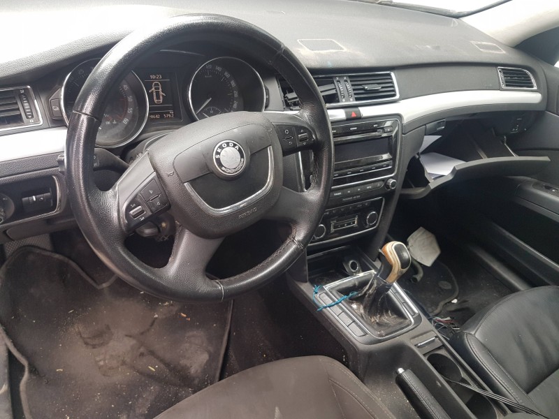 skoda superb combi (3t5) del año 2011