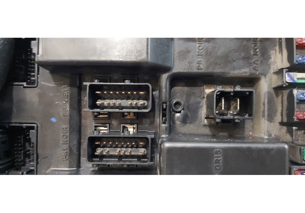 Recambio de caja reles / fusibles para citroen c5 berlina 2.2 hdi exclusive automático referencia OEM IAM 9651197380  