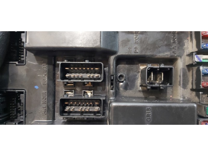 Recambio de caja reles / fusibles para citroen c5 berlina 2.2 hdi exclusive automático referencia OEM IAM 9651197380  