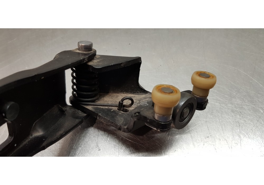 Recambio de soporte / guia puerta corredera para renault trafic furgón l2 referencia OEM IAM 777647086R  