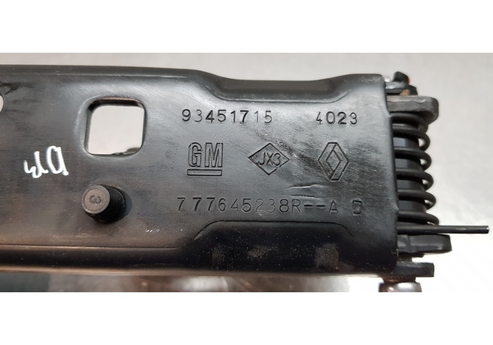 Recambio de soporte / guia puerta corredera para renault trafic furgón l2 referencia OEM IAM 777647086R  