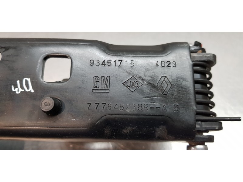 Recambio de soporte / guia puerta corredera para renault trafic furgón l2 referencia OEM IAM 777647086R  