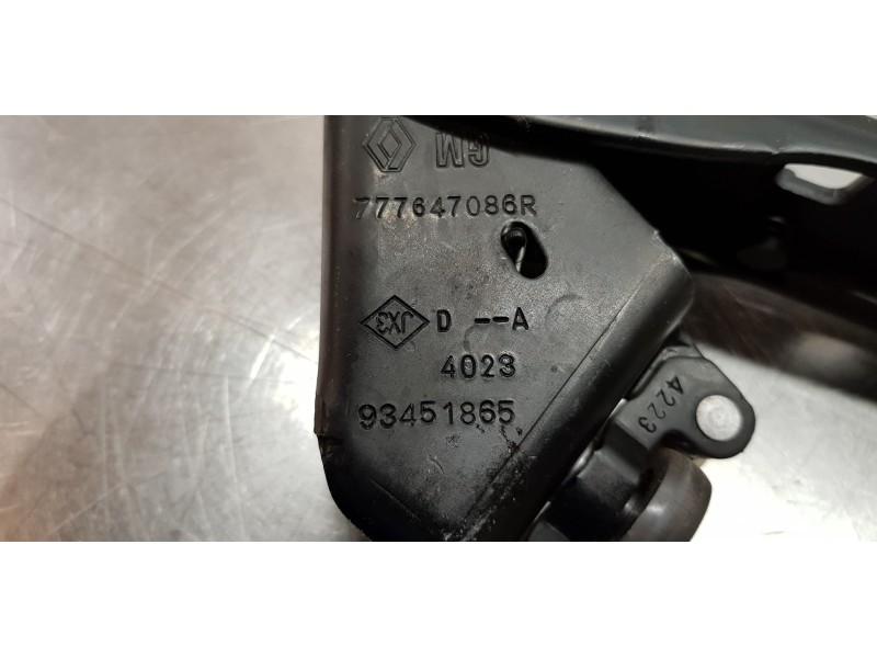 Recambio de soporte / guia puerta corredera para renault trafic furgón l2 referencia OEM IAM 777647086R  