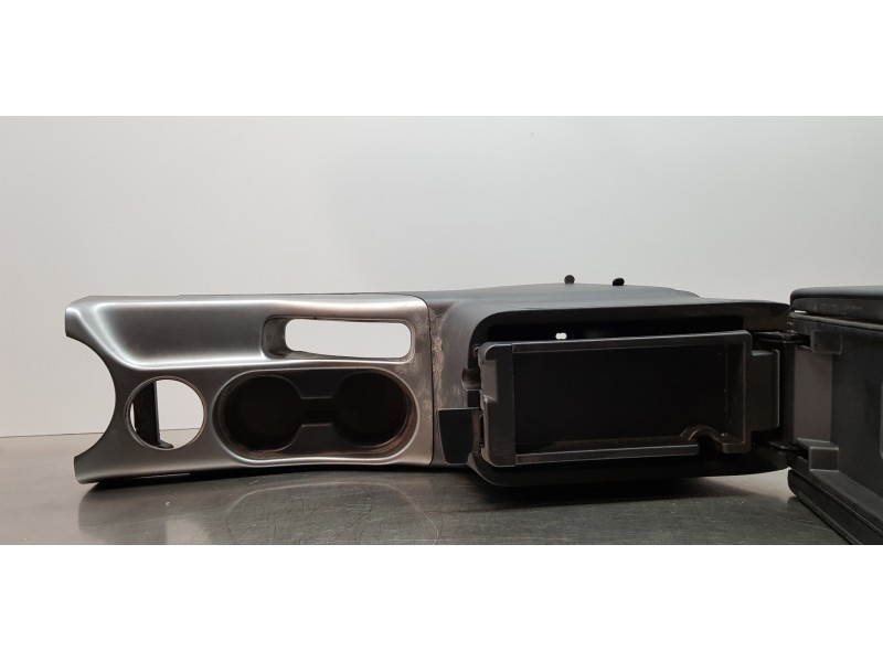 Recambio de apoyabrazos central para mitsubishi outlander (cw0) motion 4wd referencia OEM IAM 8011A083  