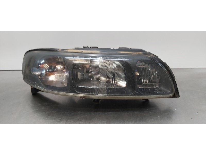 Recambio de faro derecho para volvo s60 berlina 2.4 (125kw) referencia OEM IAM 8693588  