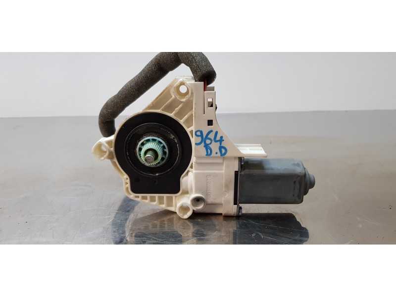 Recambio de motor elevalunas delantero derecho para skoda superb combi (3t5) active referencia OEM IAM 8K0959802A   Recambio de motor elevalunas delantero derecho para skoda superb combi (3t5) active referencia OEM IAM 8K0959802A