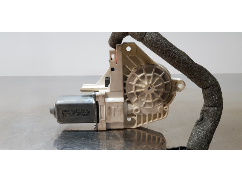 Recambio de motor elevalunas delantero derecho para skoda superb combi (3t5) active referencia OEM IAM 8K0959802A   Recambio de motor elevalunas delantero derecho para skoda superb combi (3t5) active referencia OEM IAM 8K0959802A