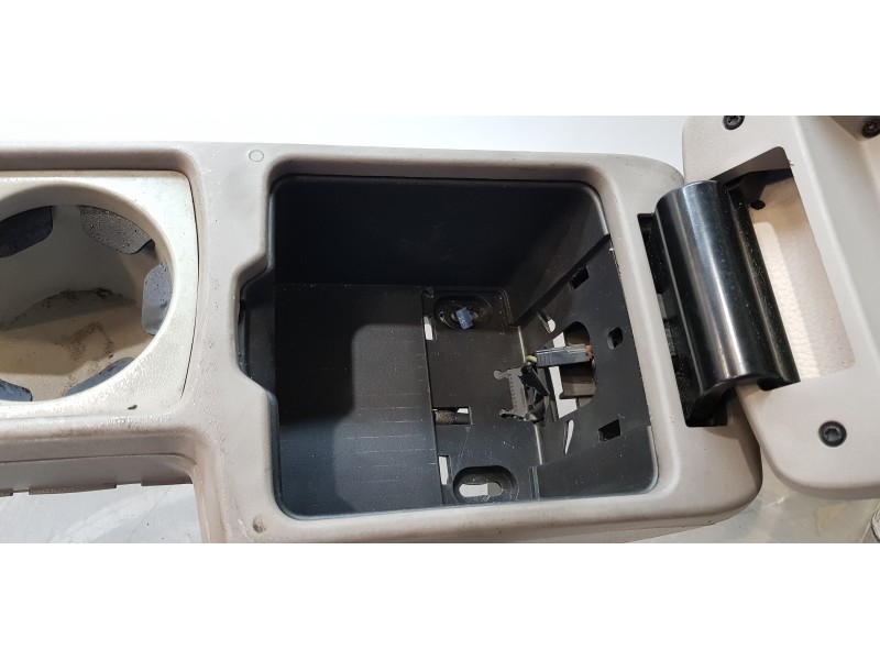 Recambio de apoyabrazos central para volvo c30 d5 momentum referencia OEM IAM 39850270   Recambio de apoyabrazos central para volvo c30 d5 momentum referencia OEM IAM 39850270