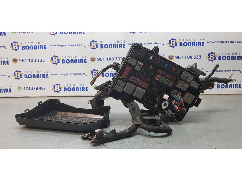 Recambio de caja reles / fusibles para toyota auris touring sports (e18) hybrid active referencia OEM IAM 8266202590  