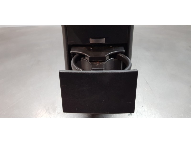 Recambio de apoyabrazos central para chevrolet captiva 2.0 vcdi lt referencia OEM IAM   