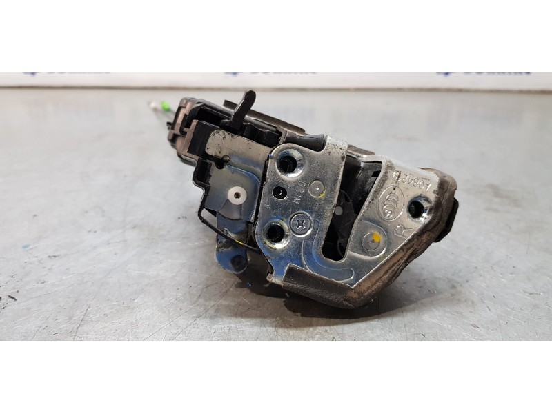 Recambio de cerradura puerta trasera derecha para toyota auris touring sports (e18) hybrid active referencia OEM IAM 6905005050 