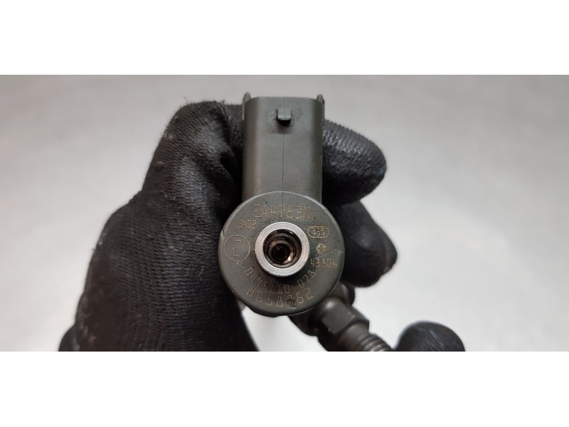 Recambio de inyector para volvo s60 berlina 2.4 d referencia OEM IAM 8658752  