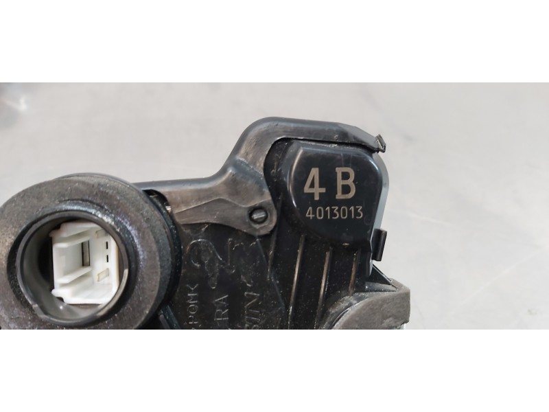 Recambio de cerradura puerta delantera derecha para toyota rav 4 active referencia OEM IAM 6903060240  