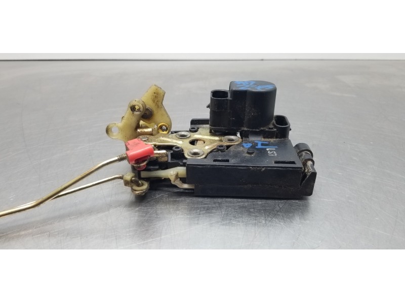 Recambio de cerradura puerta delantera izquierda para ssangyong rexton rx 320 referencia OEM IAM 7121008030  