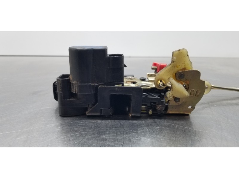 Recambio de cerradura puerta delantera izquierda para ssangyong rexton rx 320 referencia OEM IAM 7121008030  