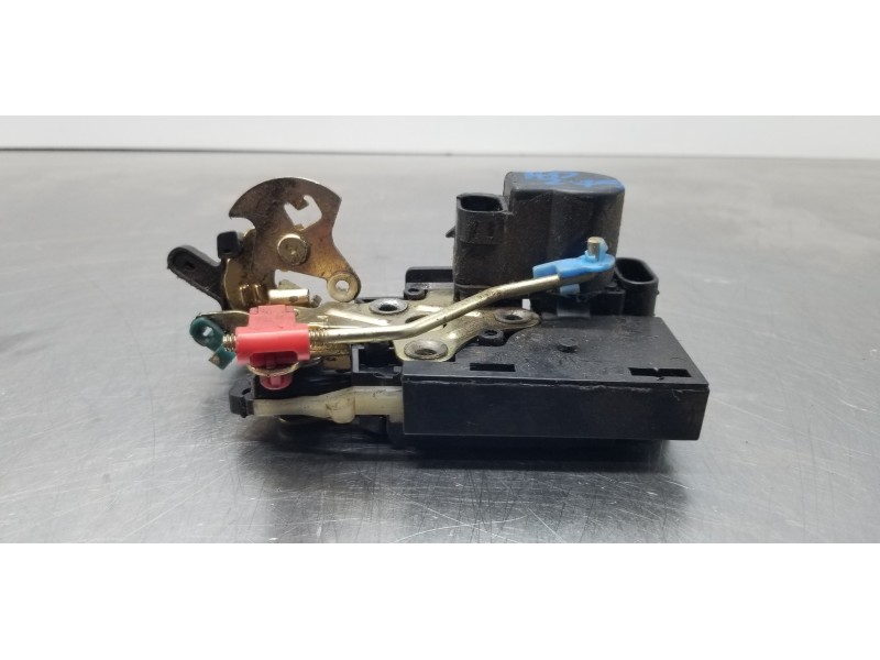 Recambio de cerradura puerta trasera izquierda para ssangyong rexton rx 320 referencia OEM IAM 7131008000  