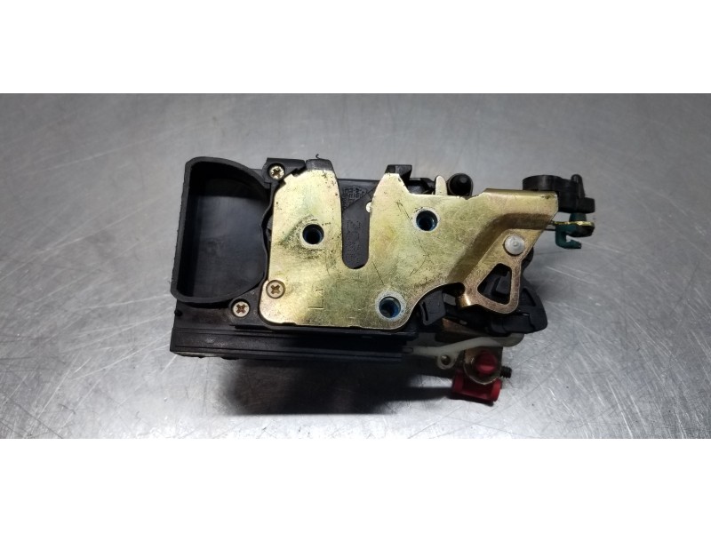 Recambio de cerradura puerta trasera izquierda para ssangyong rexton rx 320 referencia OEM IAM 7131008000  