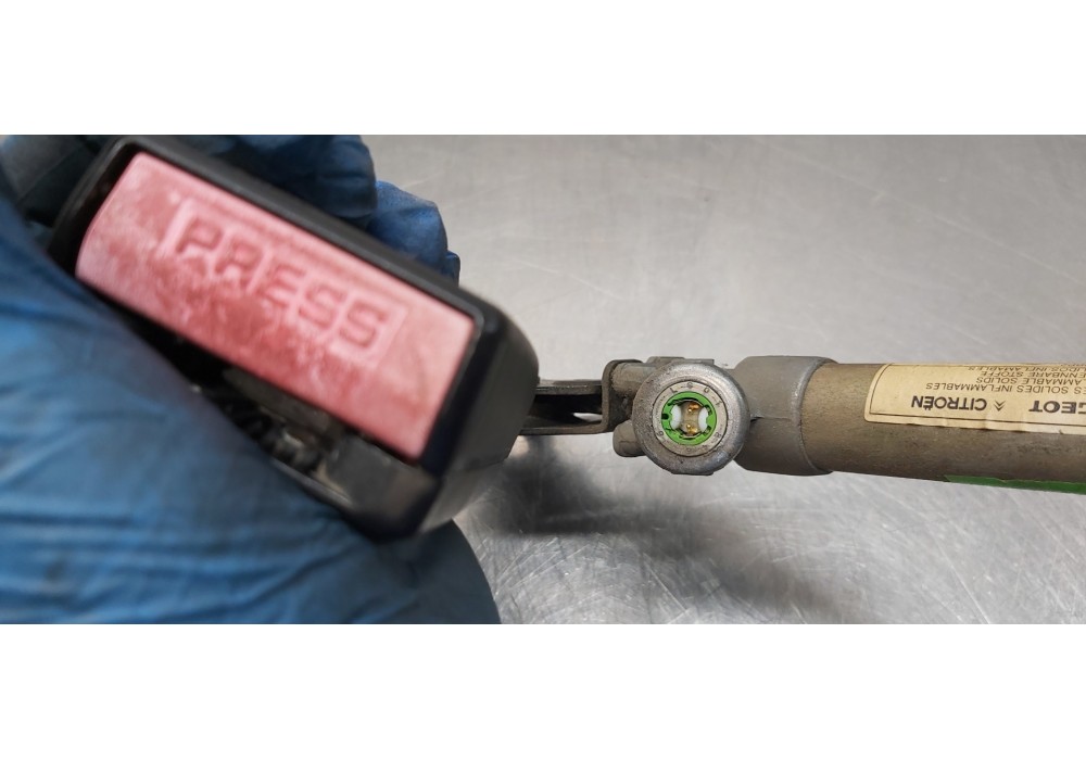 Recambio de enganche del cinturon delantero der para citroen berlingo 2.0 hdi multispace referencia OEM IAM 8972S2  