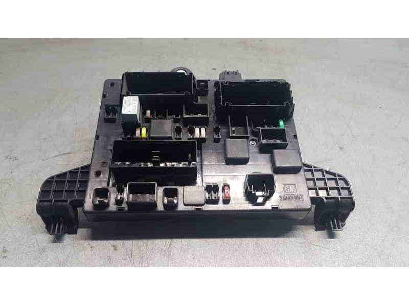 Recambio de caja reles / fusibles para opel zafira tourer selection referencia OEM IAM 13368651  
