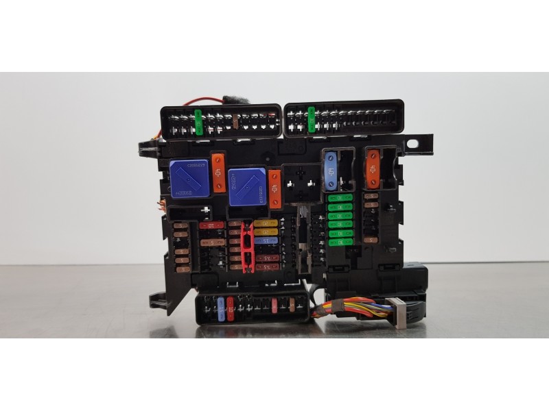 Recambio de caja reles / fusibles para bmw serie 1 lim. (f40) 116d referencia OEM IAM 927035501  